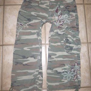 COPY - BB JEANS  Brand  Capri  Camo  Pants  Size M  New Cropped